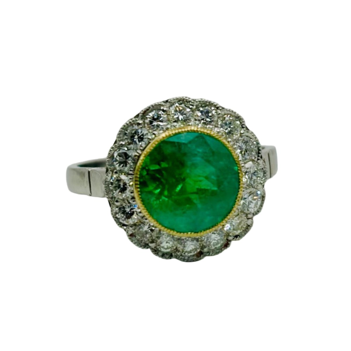 Bague Entourage en or jaune, platine, émeraude et diamants - Castafiore