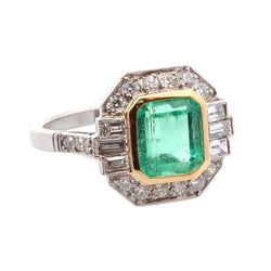 Bague Entourage en or jaune, platine, émeraude et diamants - Castafiore