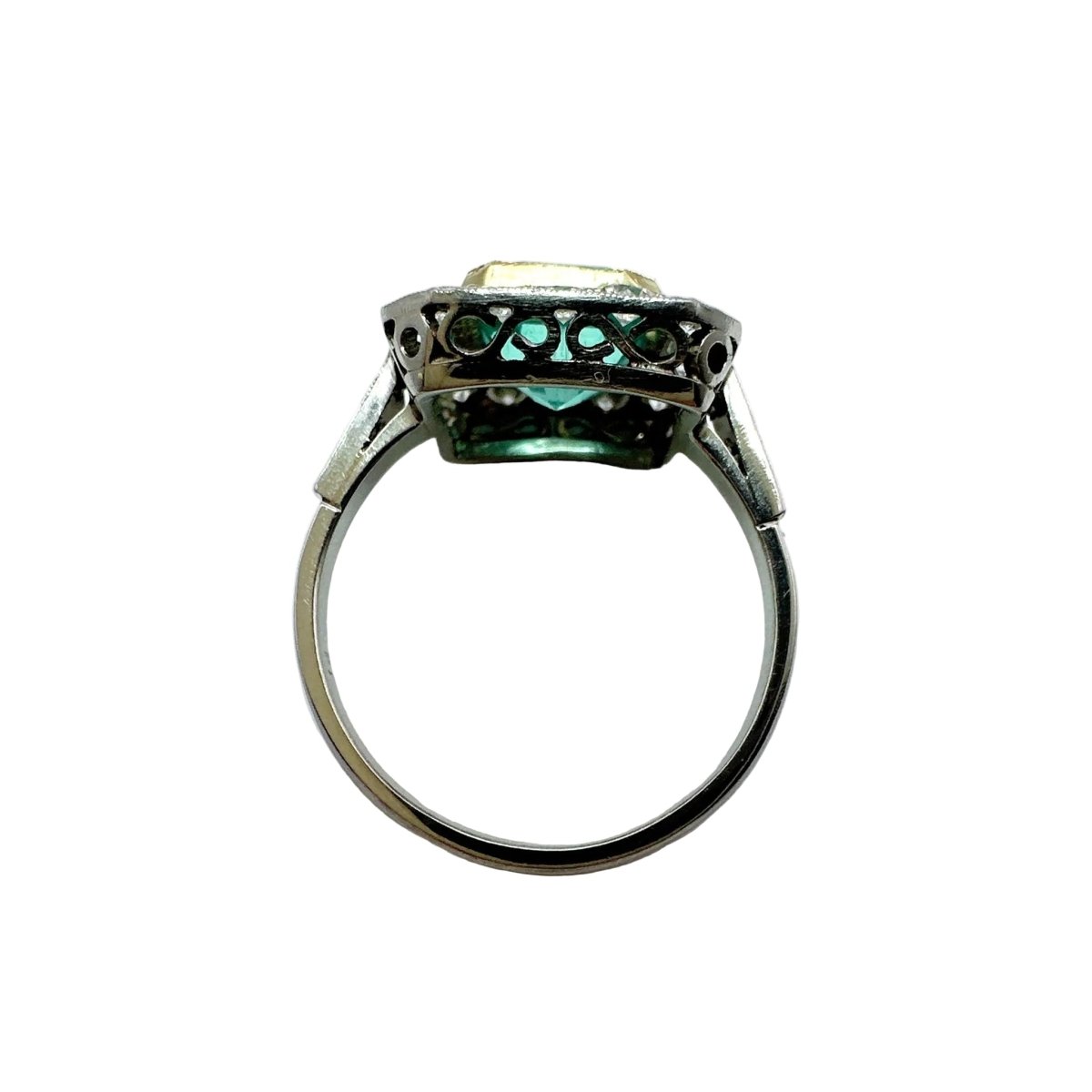 Bague Entourage en or jaune, platine, émeraude et diamants - Castafiore
