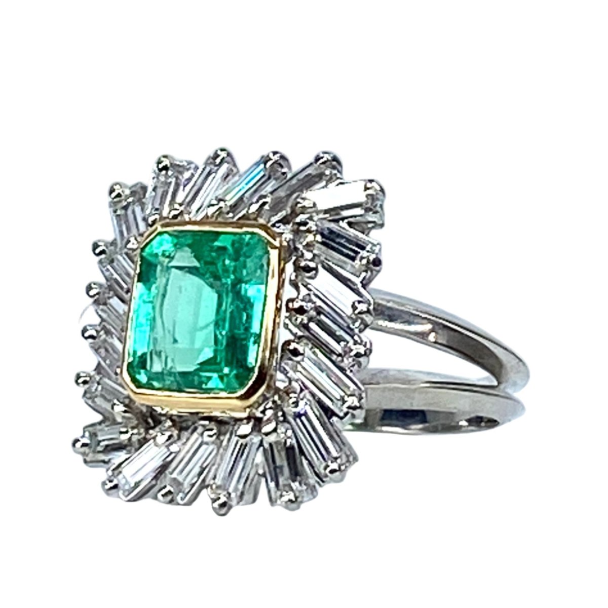 Bague Entourage en or jaune, platine, émeraudes et diamants - Castafiore