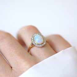 Bague Entourage en or jaune, platine, opale et diamants - Castafiore