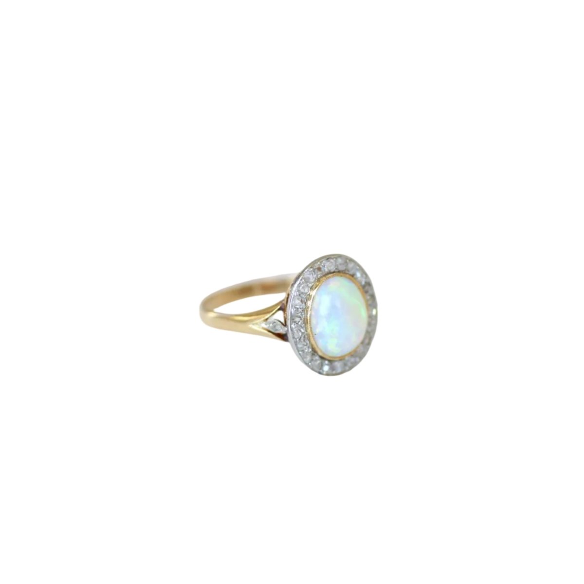 Bague Entourage en or jaune, platine, opale et diamants - Castafiore