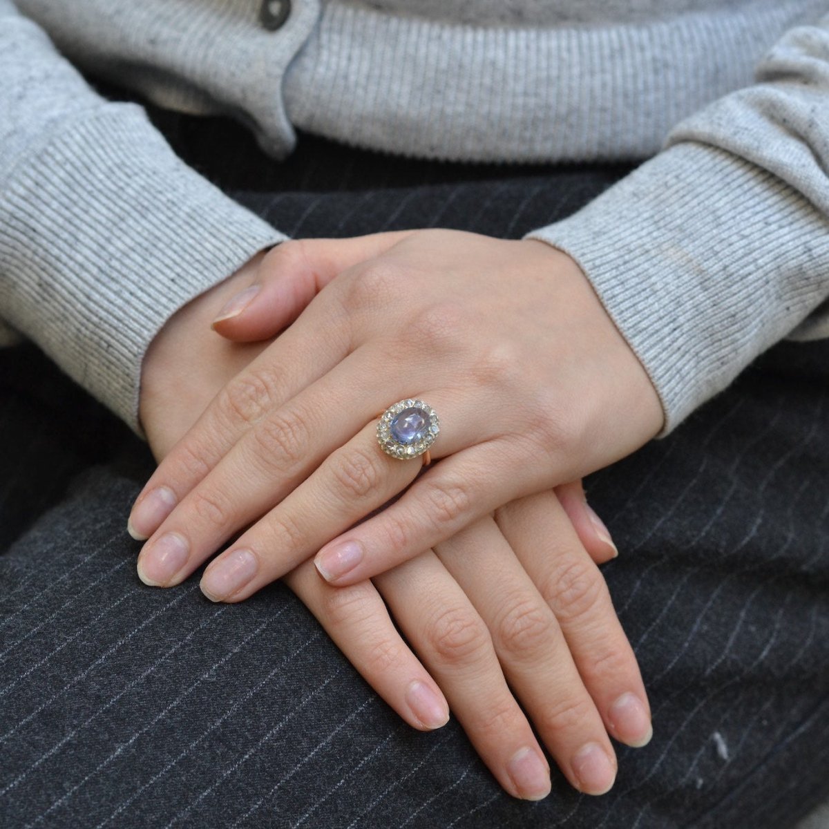 Bague Entourage en or jaune, platine, saphir et diamants - Castafiore