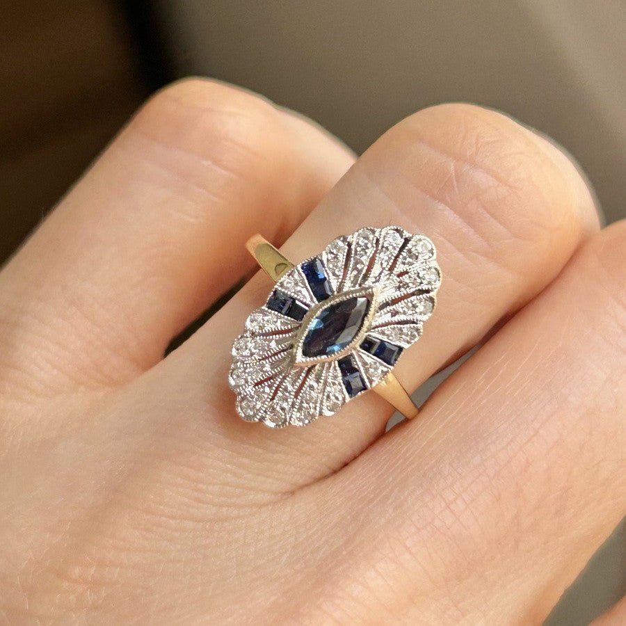 Bague Entourage en or jaune, platine, saphir et diamants - Castafiore