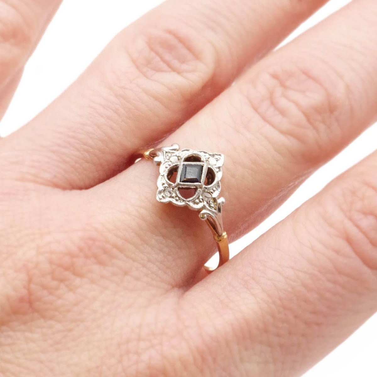 Bague Entourage en or jaune, platine, saphir et diamants - Castafiore