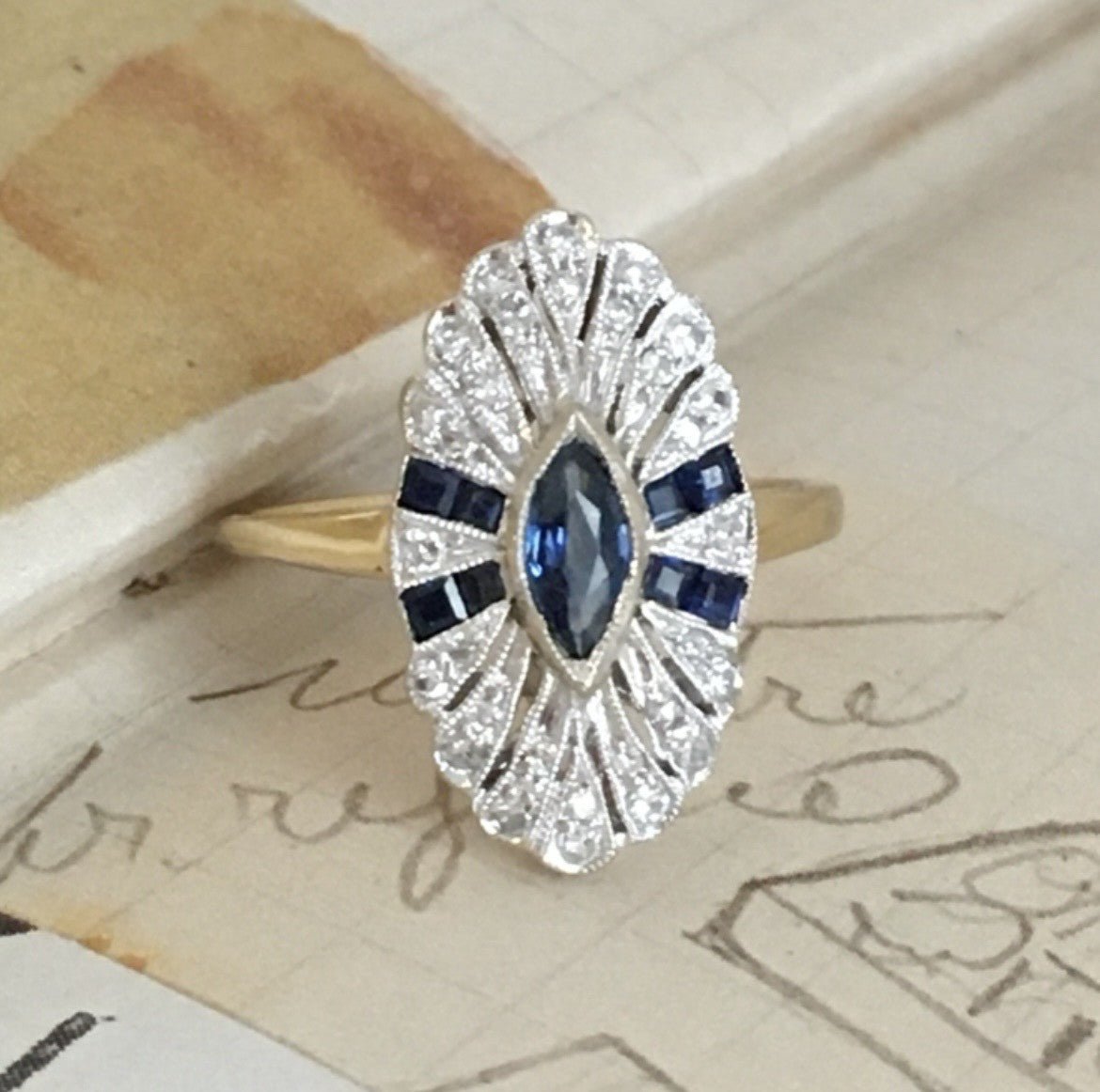 Bague Entourage en or jaune, platine, saphir et diamants - Castafiore