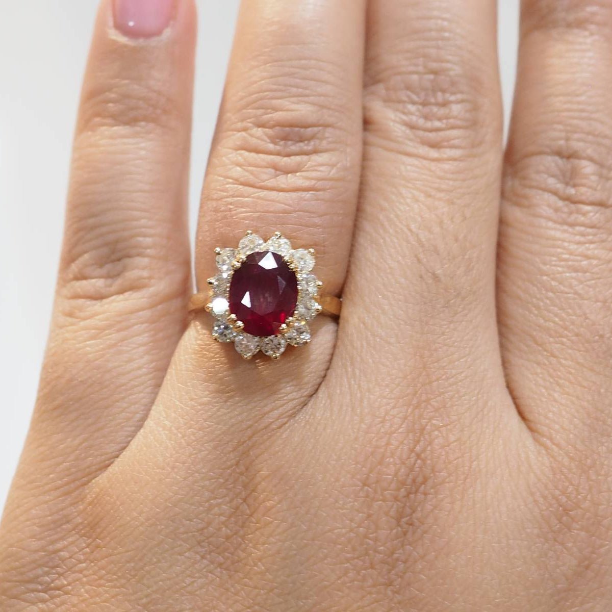 Bague Entourage en or jaune, rubis et diamants - Castafiore