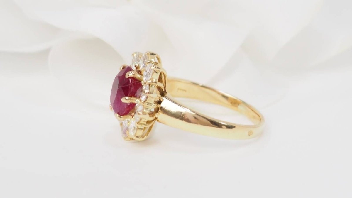 Bague Entourage en or jaune rubis et diamants - Castafiore