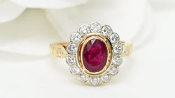 Bague entourage en or jaune, rubis et diamants