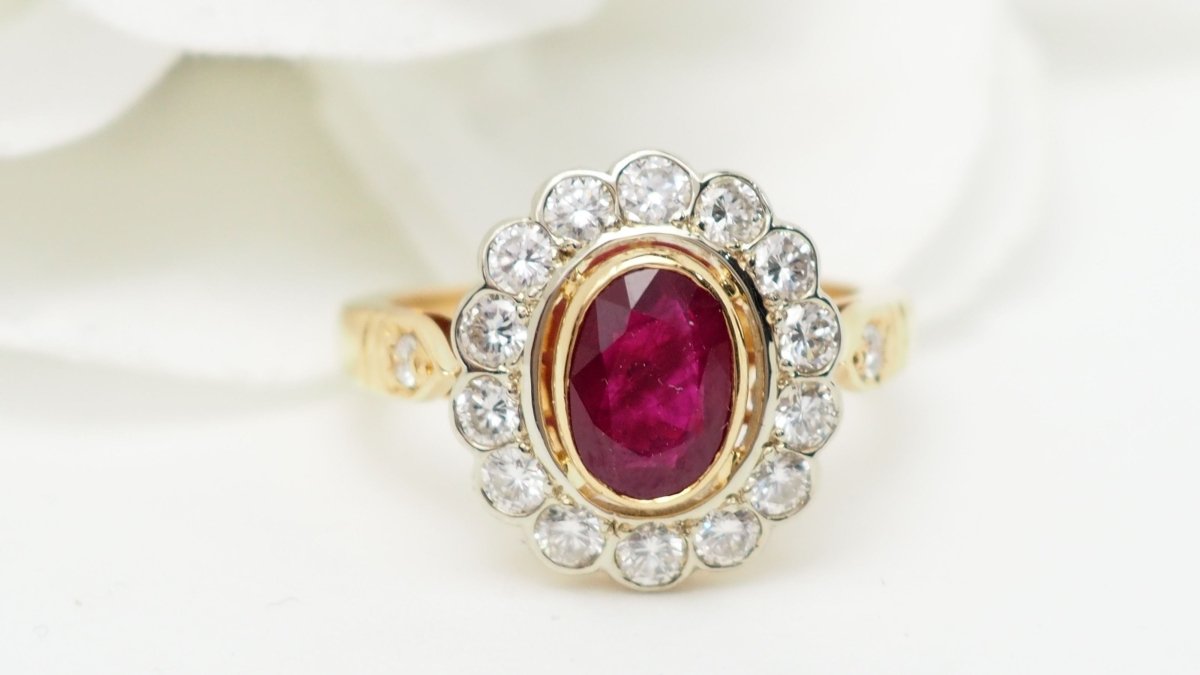 Bague entourage en or jaune, rubis et diamants
