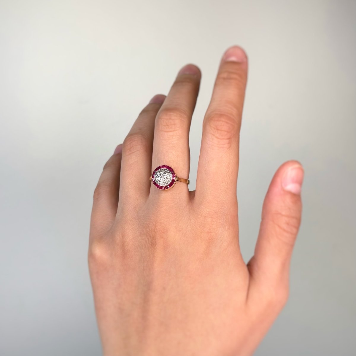Bague Entourage en or jaune, rubis, et diamants - Castafiore