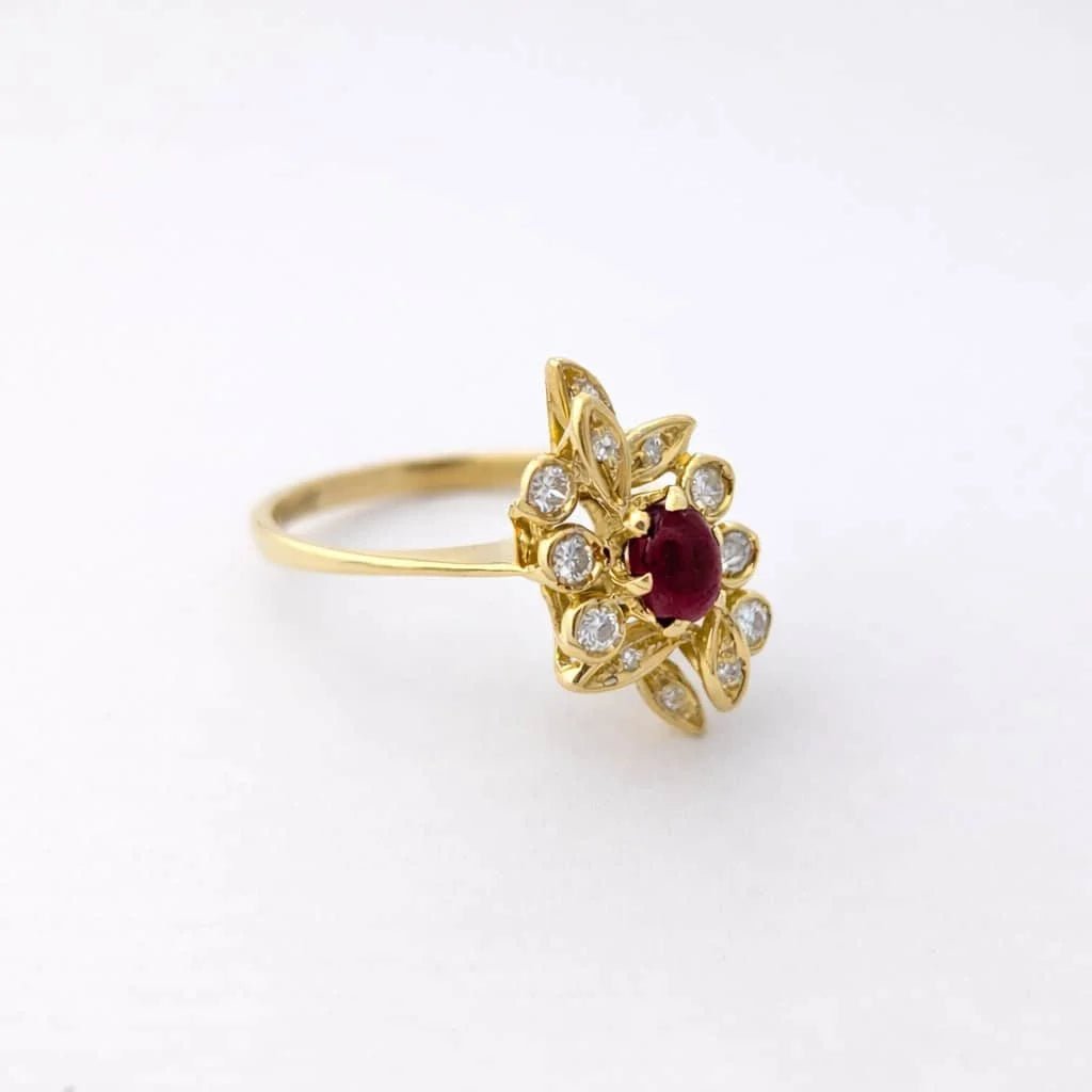 Bague Entourage en or jaune, rubis et diamants - Castafiore