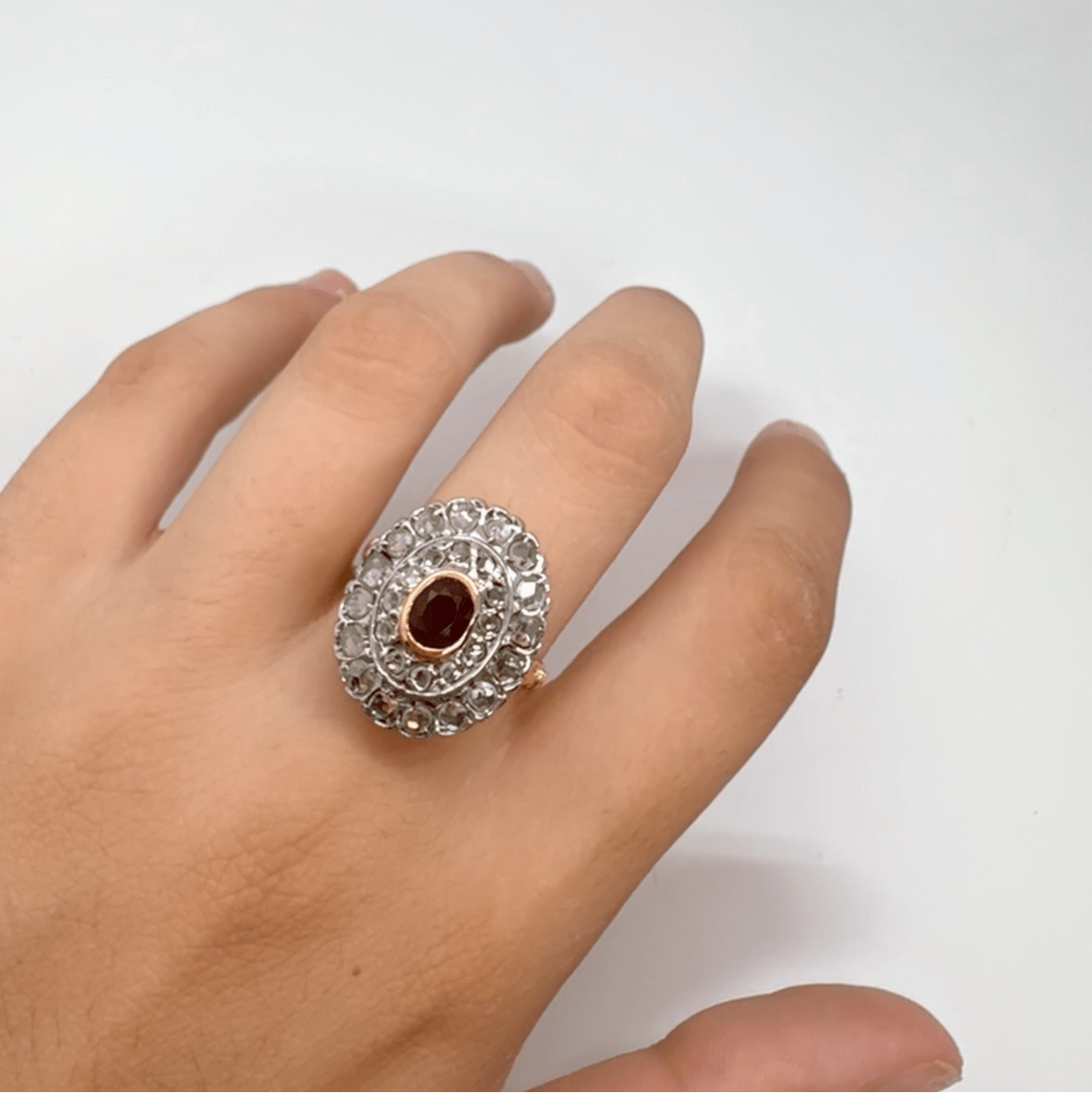 Bague Entourage en or jaune, rubis et diamants - Castafiore