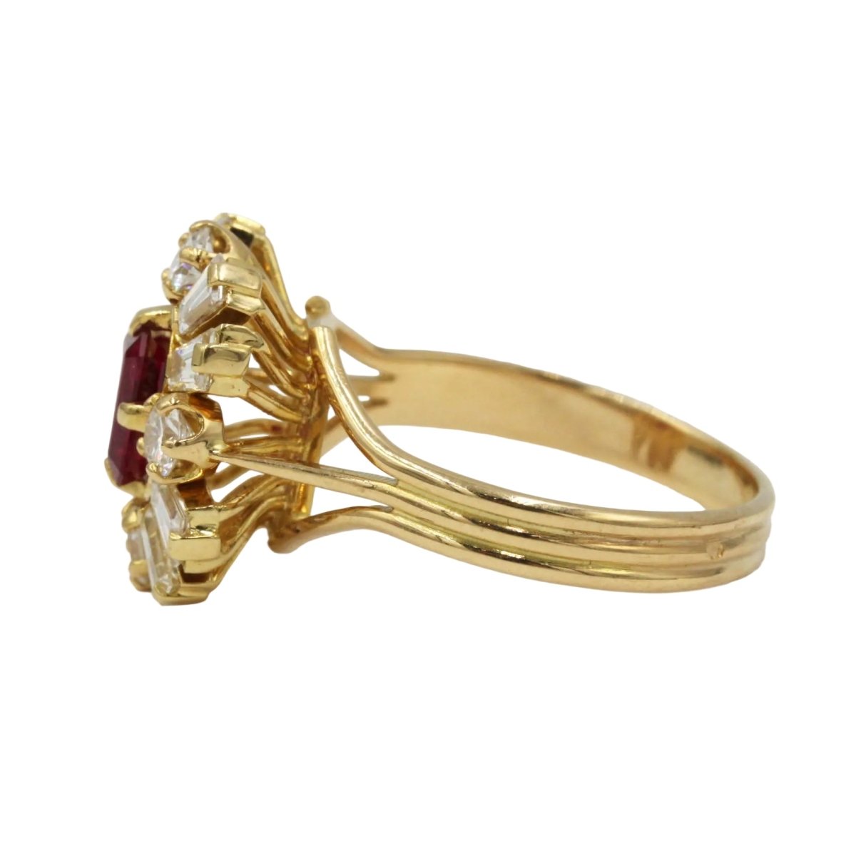 Bague Entourage en or jaune, rubis et diamants - Castafiore