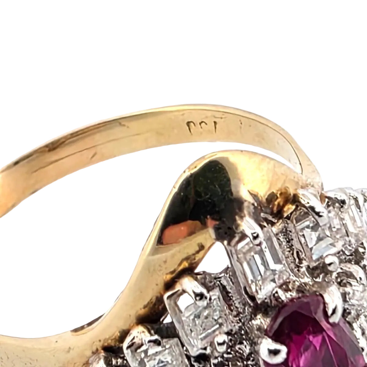 Bague Entourage en or jaune, rubis et diamants - Castafiore