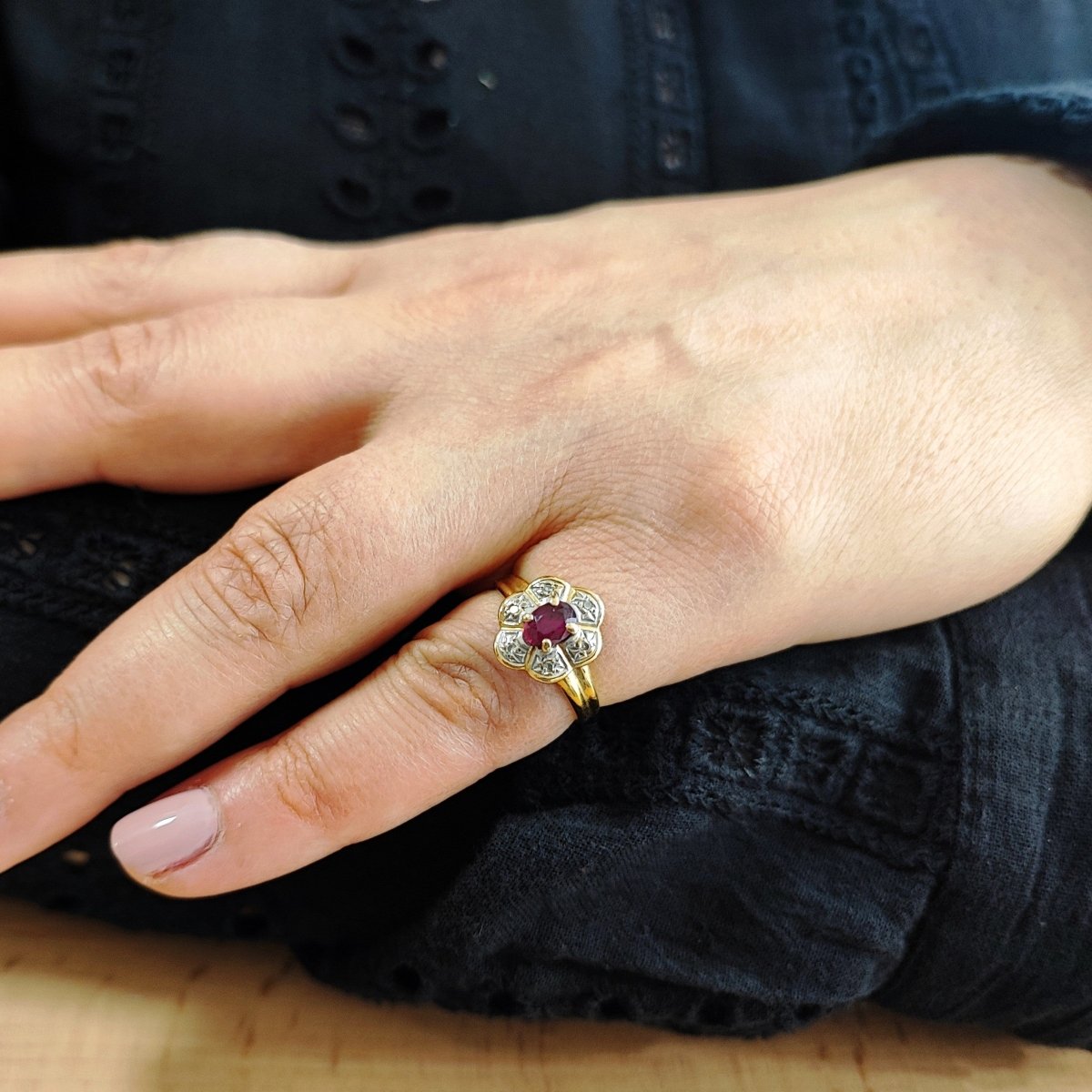 Bague Entourage en or jaune, rubis et diamants - Castafiore