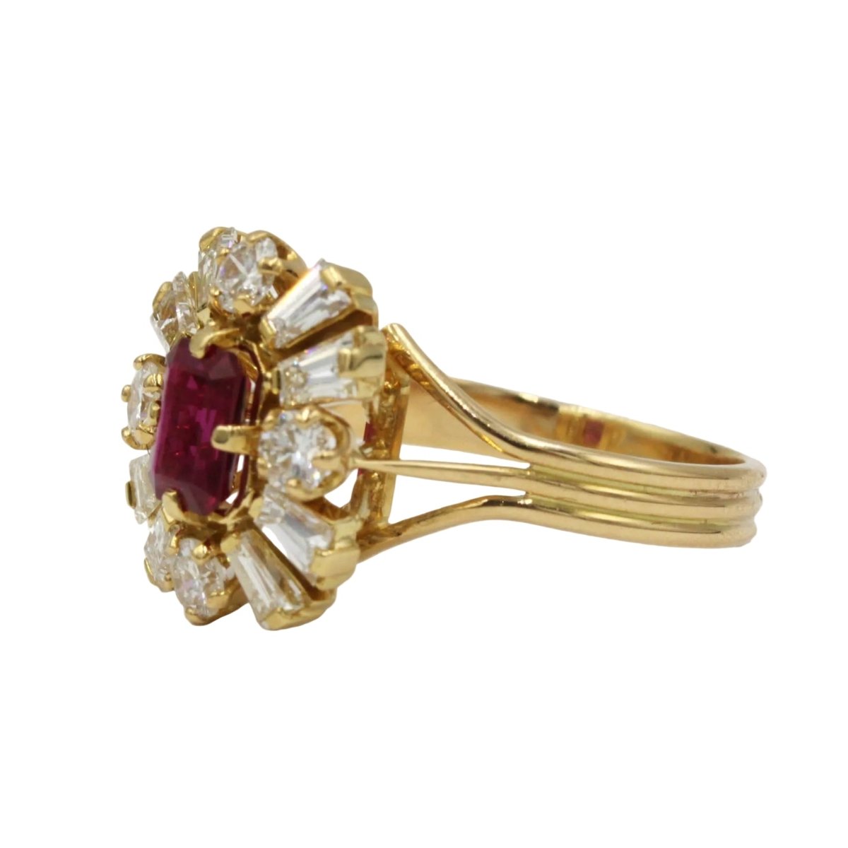 Bague Entourage en or jaune, rubis et diamants - Castafiore