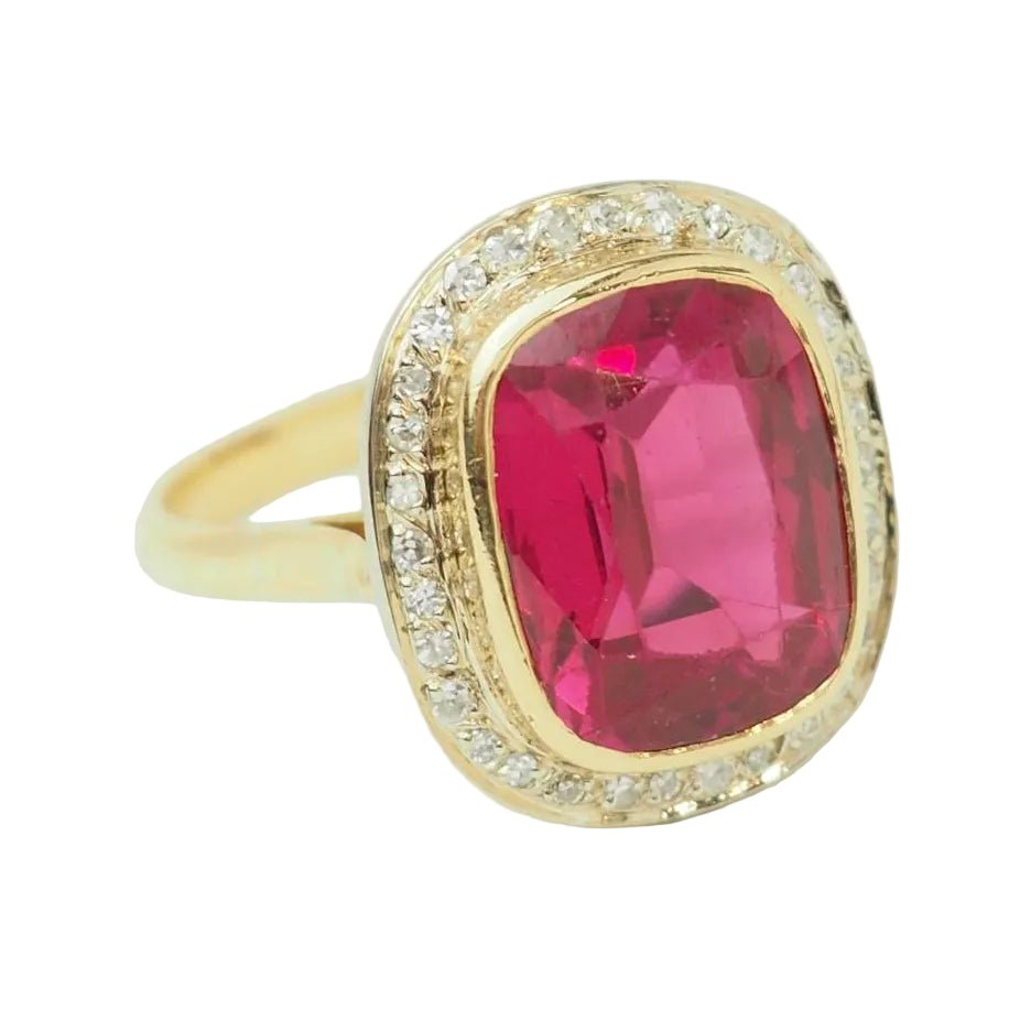 Bague Entourage en or jaune, rubis et diamants - Castafiore