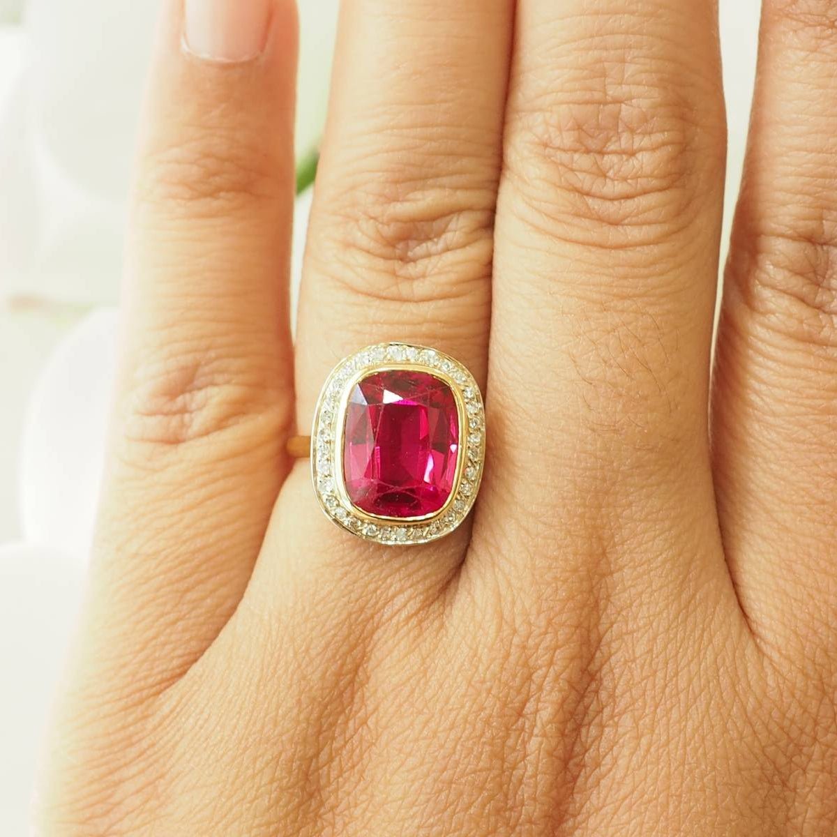 Bague Entourage en or jaune, rubis et diamants - Castafiore