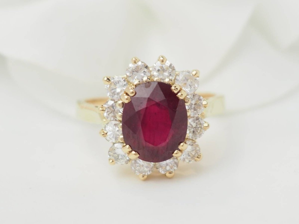 Bague entourage en or jaune rubis et diamants - Castafiore