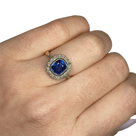 Bague Entourage en or jaune, saphir et diamants - Castafiore