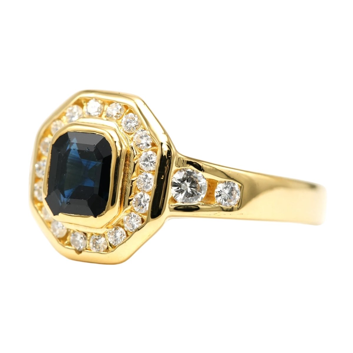 Bague Entourage en or jaune, saphir et diamants - Castafiore