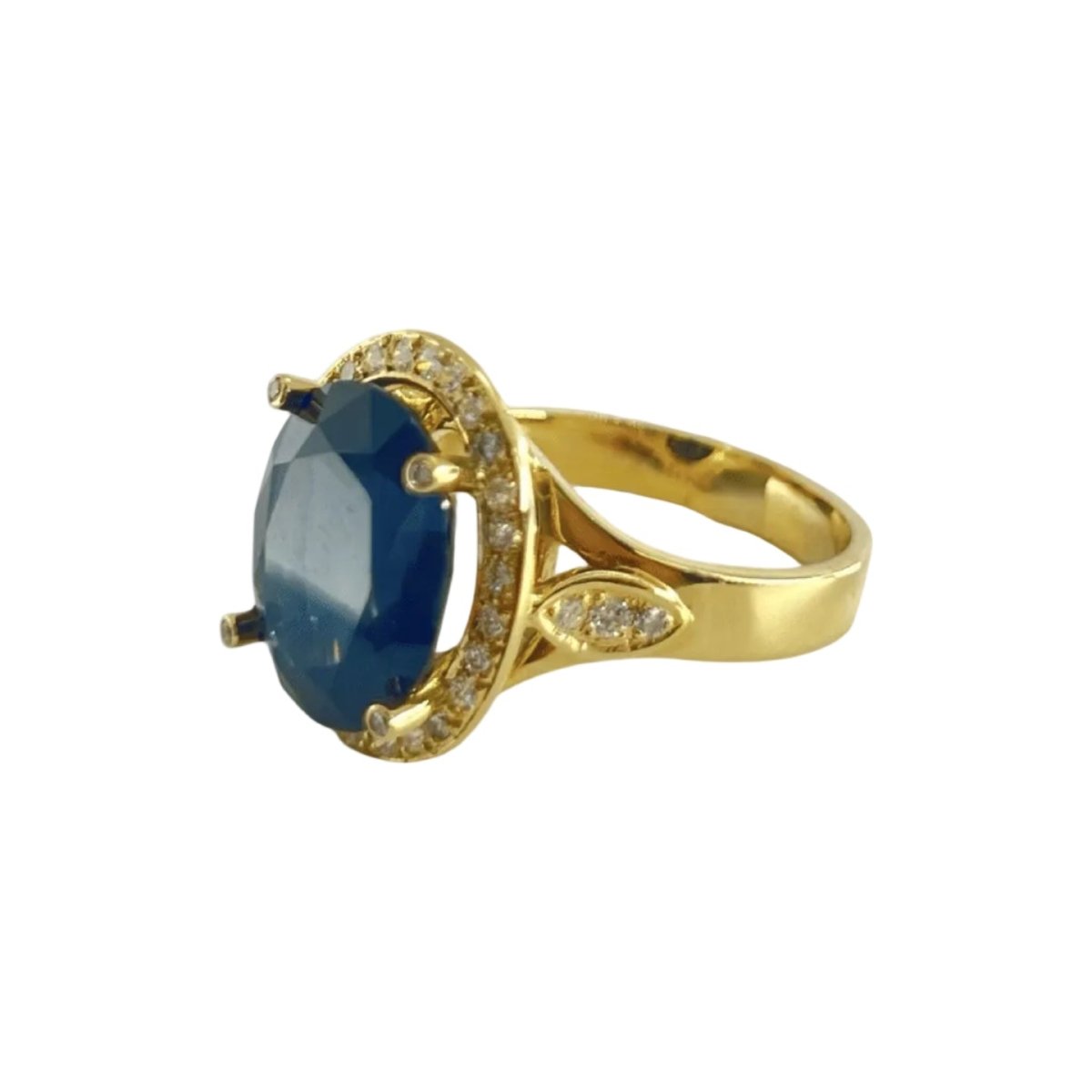 Bague Entourage en or jaune, saphir et diamants - Castafiore
