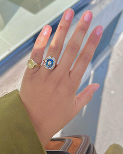 Bague entourage en or jaune, saphir et diamants - Castafiore