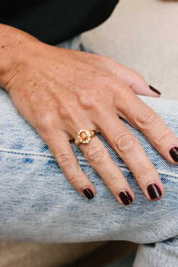 Bague Entourage en or jaune, saphir orange et diamants - Castafiore