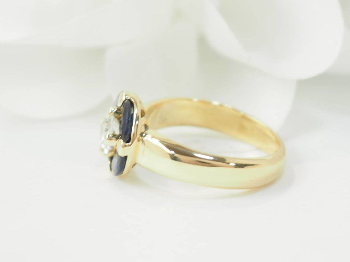 Bague Entourage en or jaune, saphirs et diamants - Castafiore