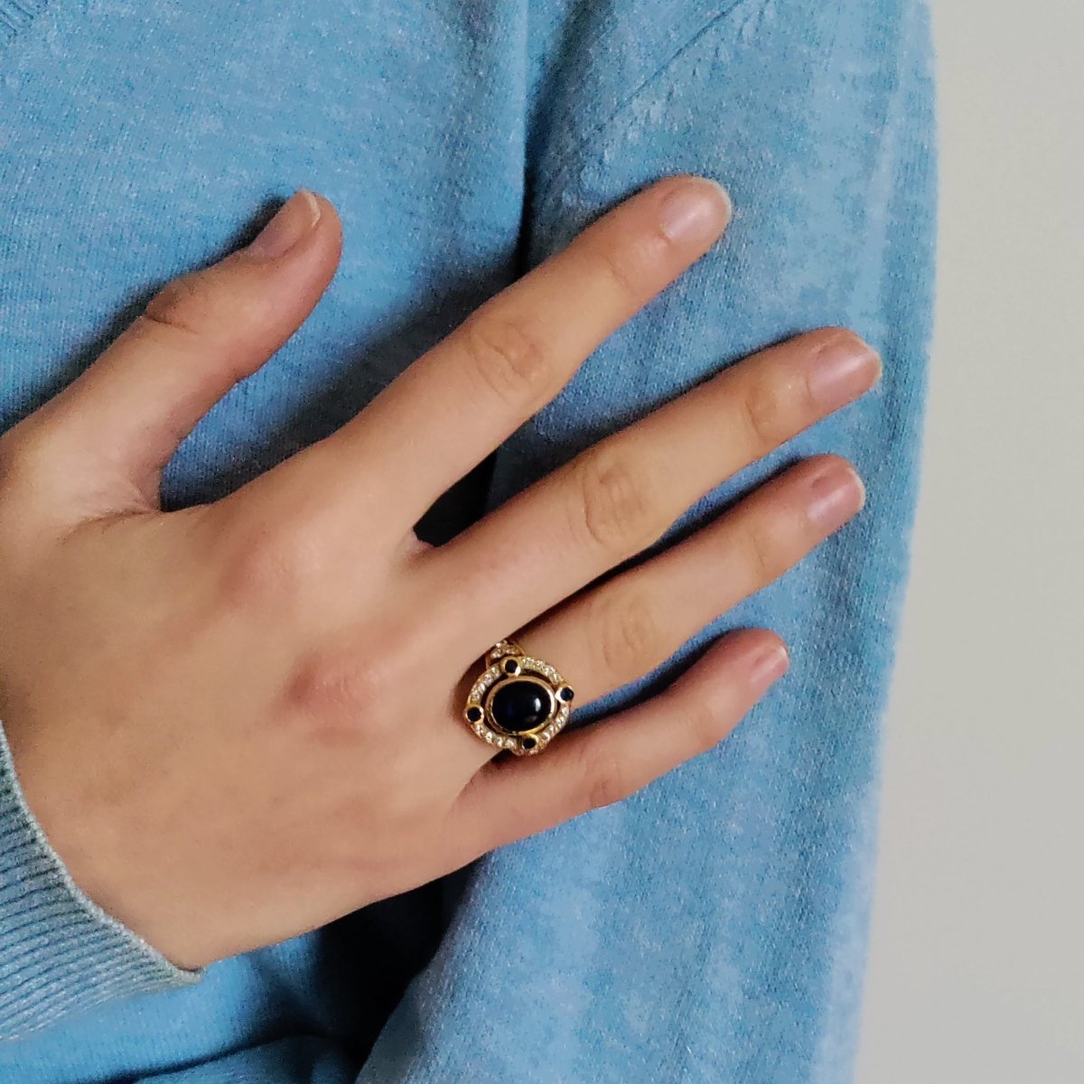 Bague Entourage en or jaune, saphirs et diamants - Castafiore