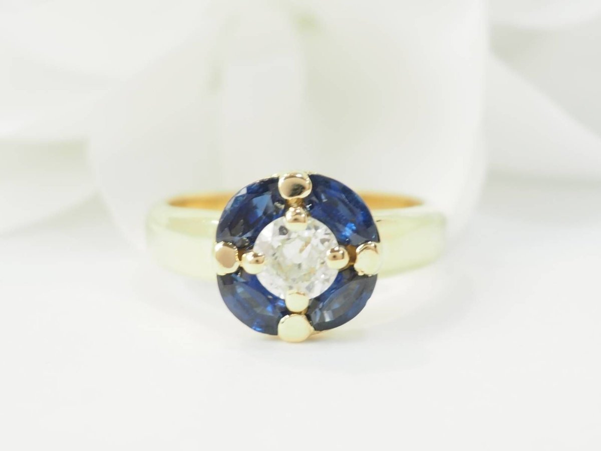 Bague Entourage en or jaune, saphirs et diamants - Castafiore