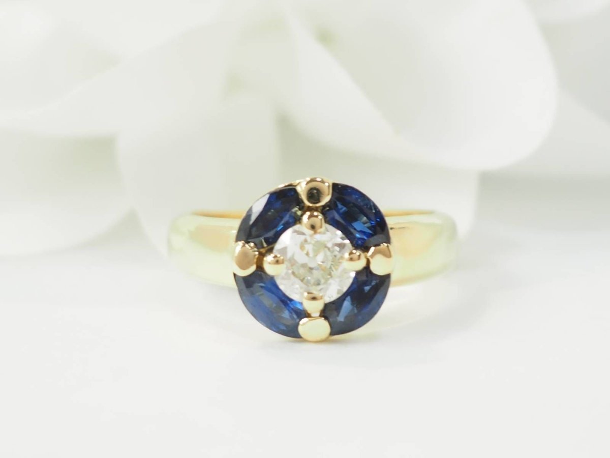 Bague Entourage en or jaune, saphirs et diamants - Castafiore