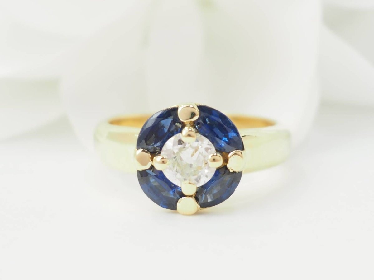 Bague Entourage en or jaune, saphirs et diamants - Castafiore