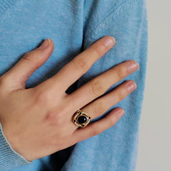 Bague Entourage en or jaune, saphirs et diamants - Castafiore