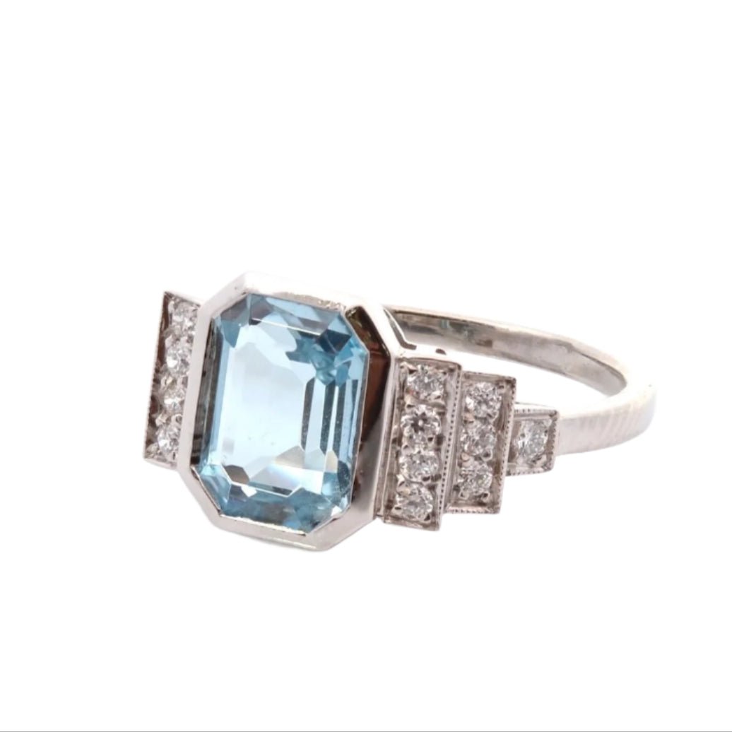 Bague Entourage en platine, aigue - marine et diamants - Castafiore