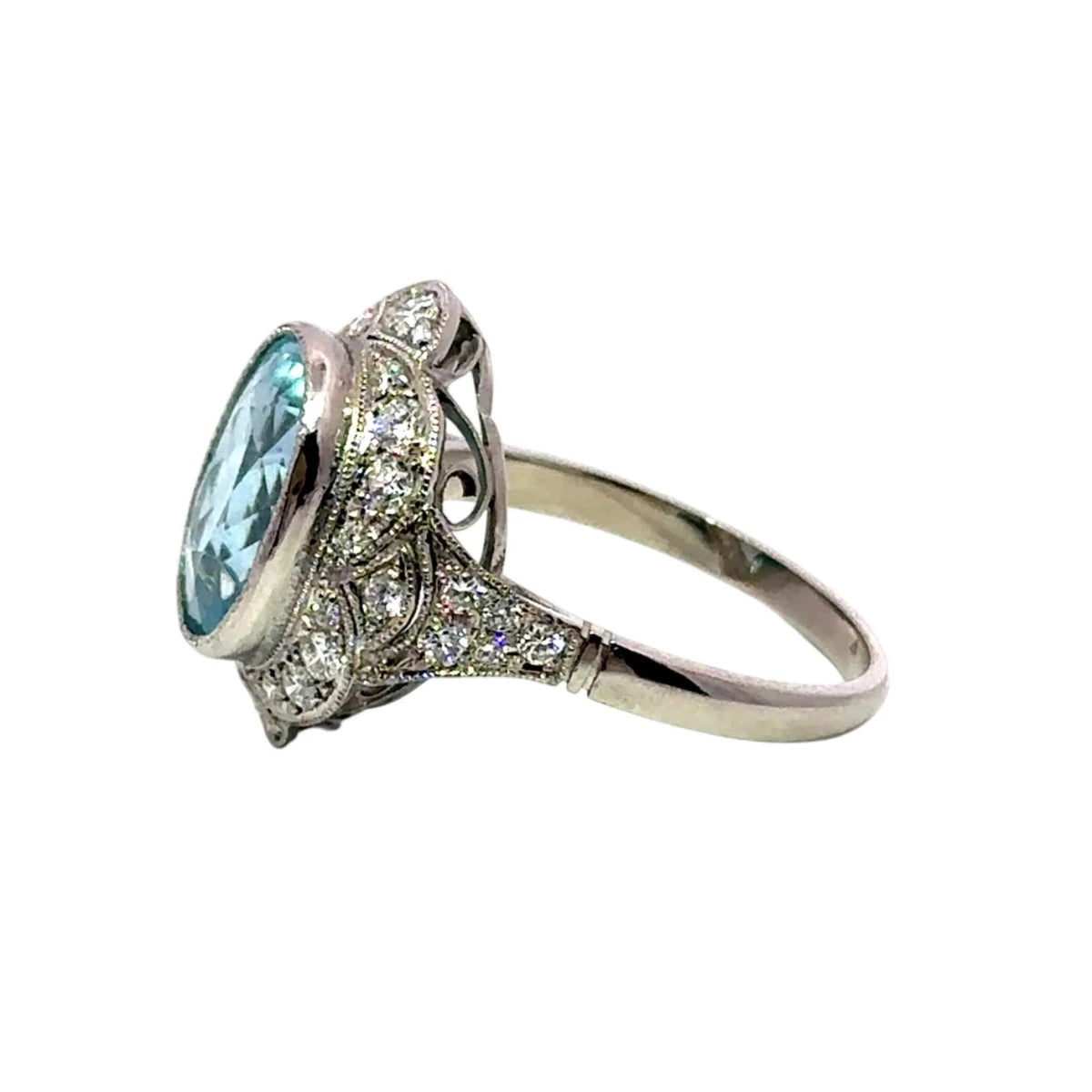 Bague Entourage en platine, aigue-marine et diamants - Castafiore