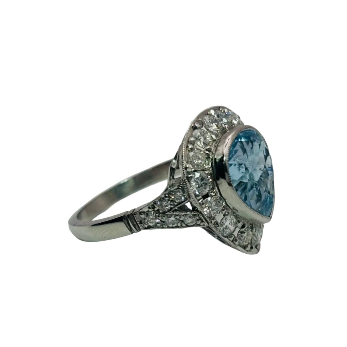 Bague Entourage en platine, aigue - marine et diamants - Castafiore