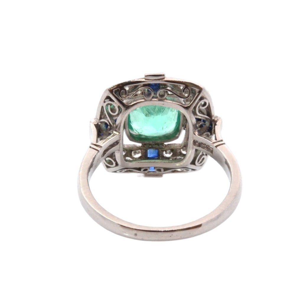 Bague Entourage en platine, émeraude, diamants, et saphirs - Castafiore