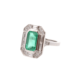 Bague Entourage en platine, émeraude et diamants - Castafiore