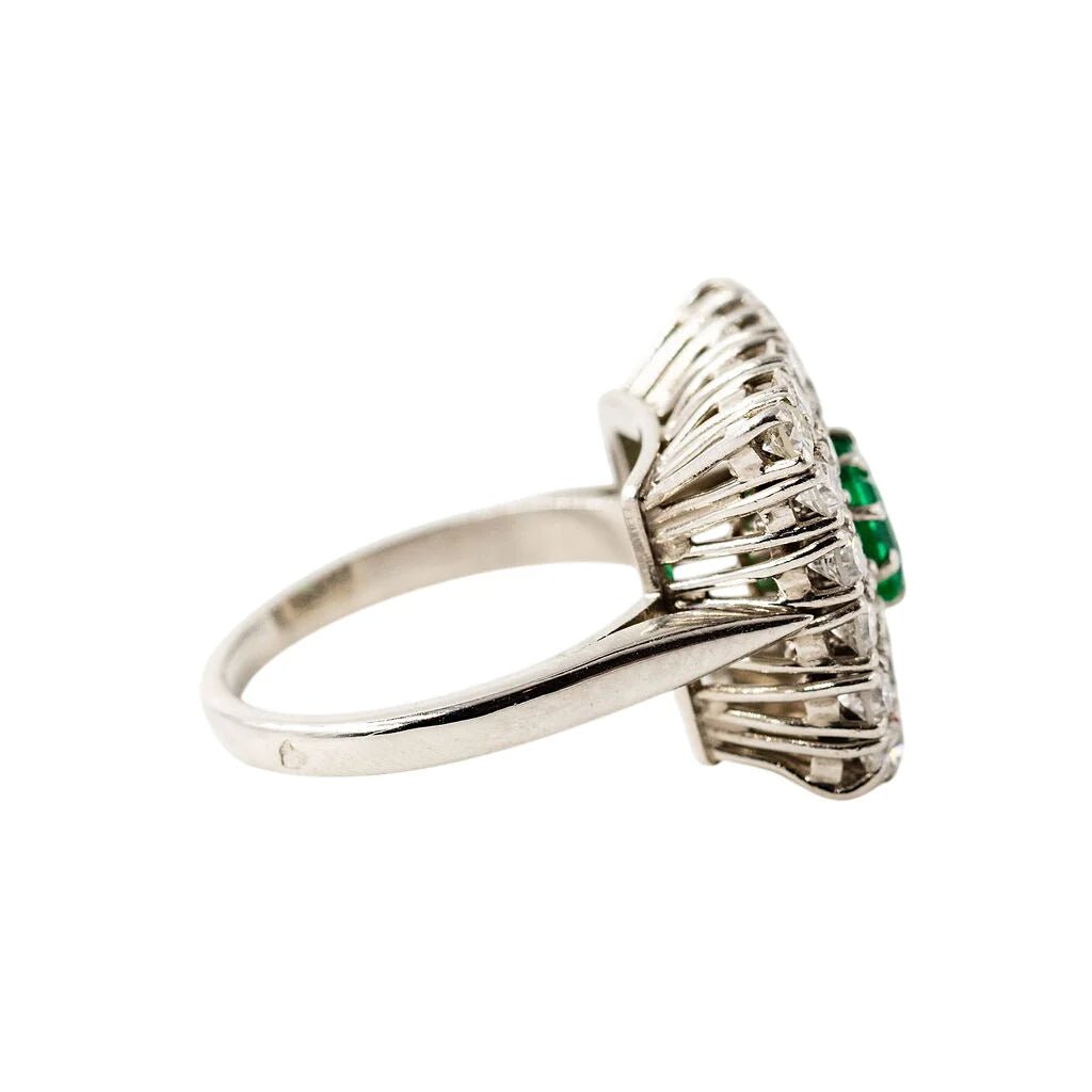 Bague Entourage en platine, émeraude et diamants - Castafiore