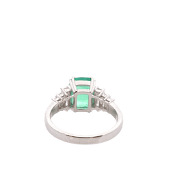 Bague Entourage en platine, émeraude et diamants - Castafiore