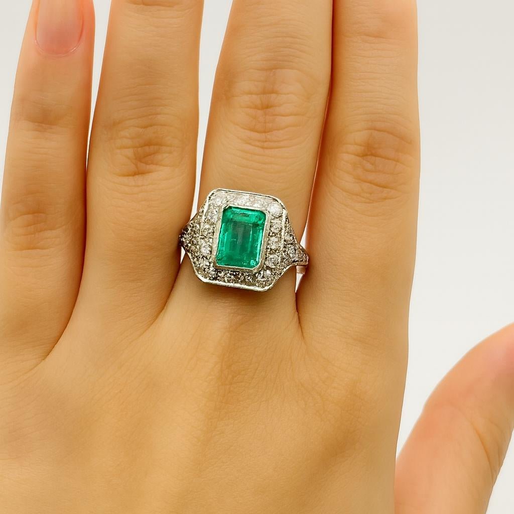 Bague Entourage en platine, émeraude et diamants - Castafiore