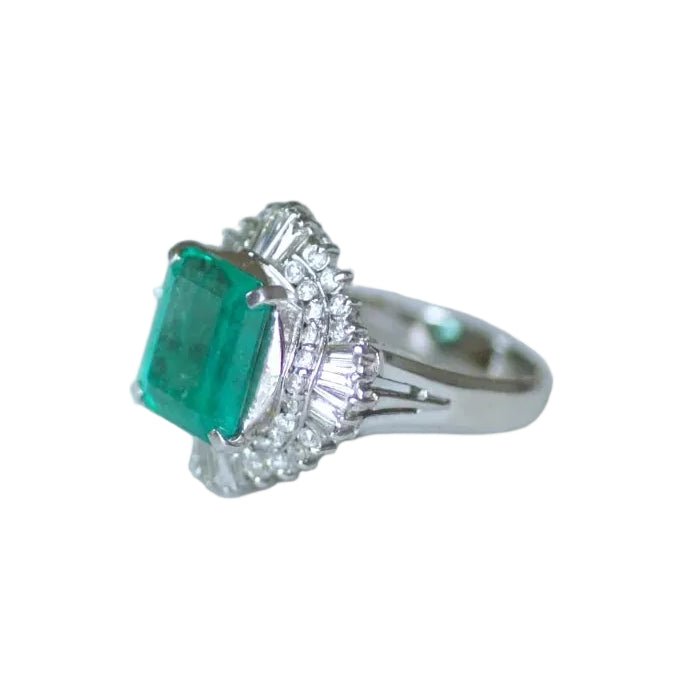Bague Entourage en platine, émeraude et diamants - Castafiore