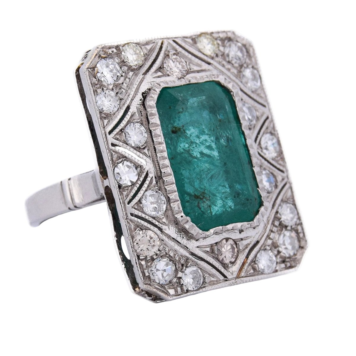 Bague Entourage en platine, émeraude et diamants - Castafiore