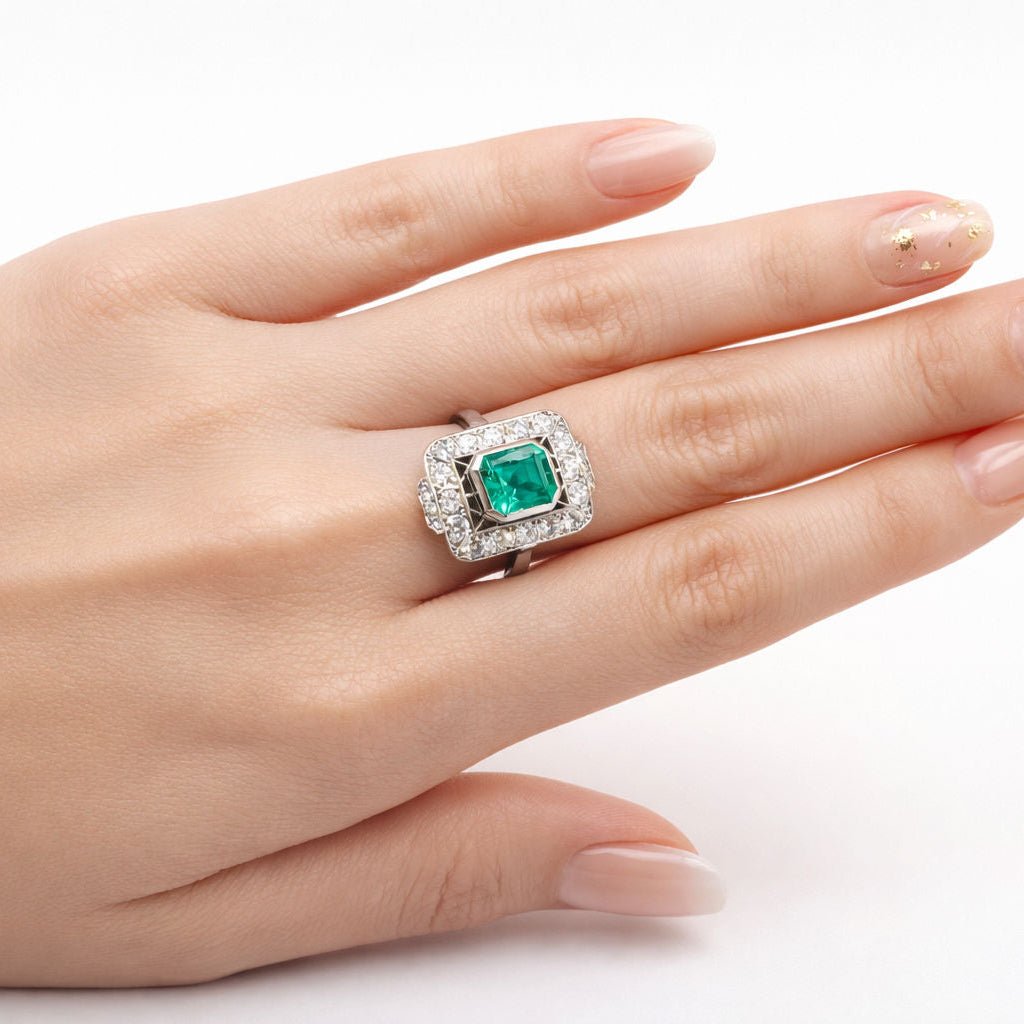 Bague Entourage en platine, émeraude, et diamants - Castafiore