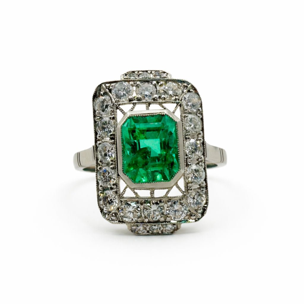 Bague Entourage en platine, émeraude, et diamants - Castafiore
