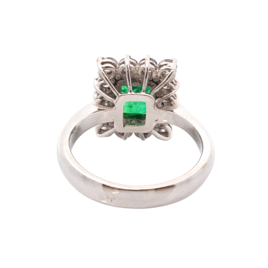 Bague Entourage en platine, émeraude, et diamants - Castafiore