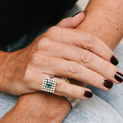 Bague Entourage en platine, émeraude et diamants - Castafiore