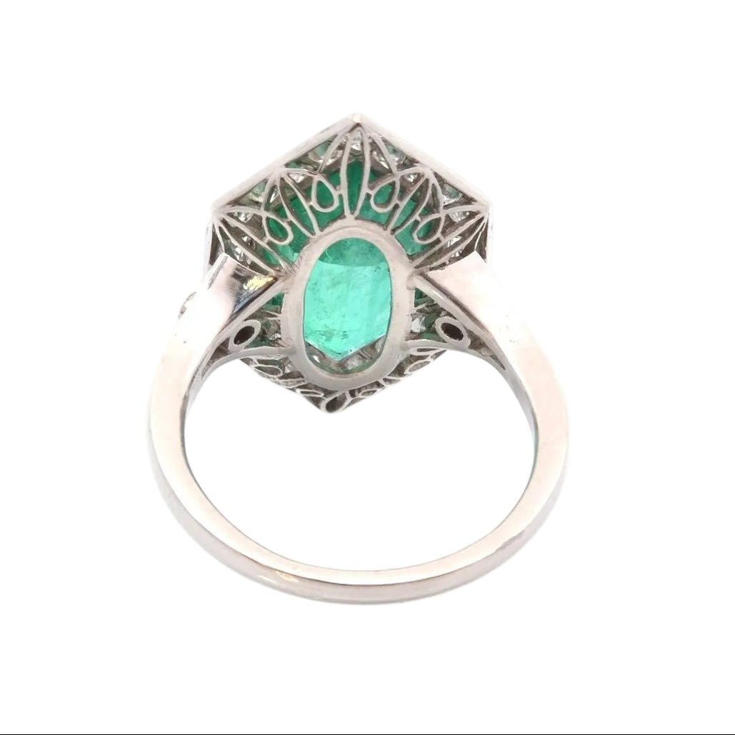Bague Entourage en platine, émeraude et diamants - Castafiore